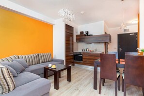 Spacious living room with full equipment. 