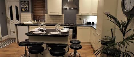 Fully equipped open plan kitchen for a more social experience
