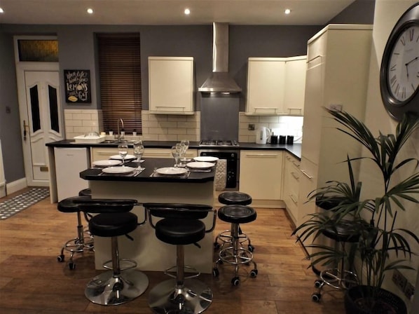 Fully equipped open plan kitchen for a more social experience