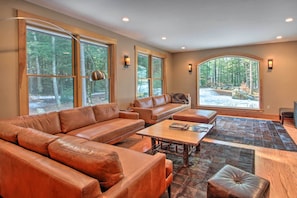 Living Room | Free WiFi | Smart TV | Fireplace