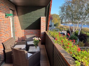 Balkon mit Blick auf den Yachthafen