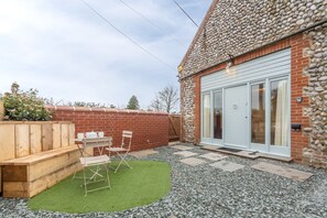 Wheelwrights, Sustead: Enclosed courtyard garden