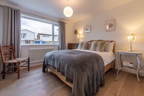 Marsh Tide, Brancaster Staithe: Master bedroom with king-size bed