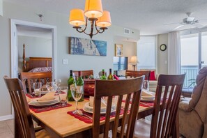 Dining table of 6 for those delicious meals