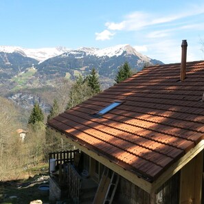 Aussenansicht mit Sicht auf Berge