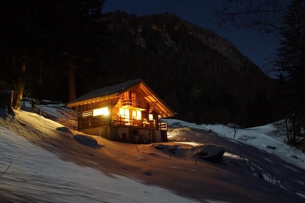 Aussenansicht bei Nacht