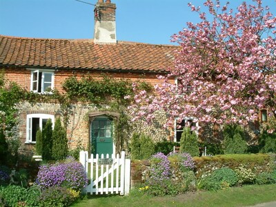 Cosy 2 bed Cottage, perfect for friends, family and furry companions