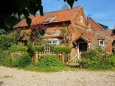 Cosy 2 bed cottage, perfect for friends, family and furry companions