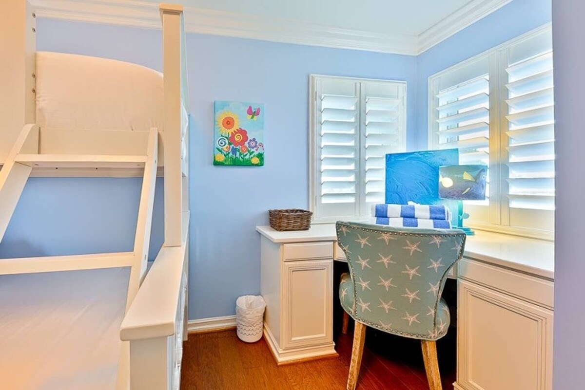 May/June 10% Off – Waterfront Beach Home w/ Amazing Views, Jacuzzi + Deck