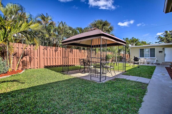 Come visit this cozy 1-bedroom, 1-bathroom home in Pompano Beach.