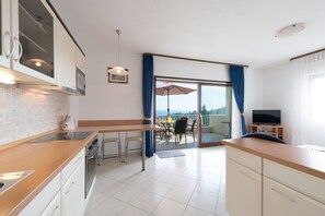 Wohn-Essbereich mit Balkon.
Living-dining area with balcony.