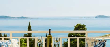 Spacious balcony with sea view.
Geraumiges Balkon mit Meeresblick.