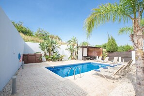 Spacious Garden with Private Pool