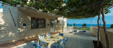 Terrasse mit Meeresblick (50m2).
Terrace with sea view (50m2).