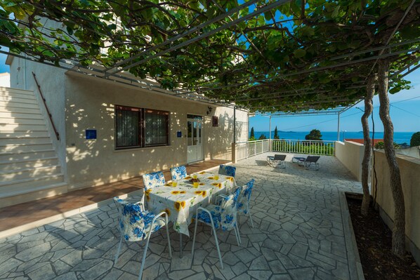 Terrasse mit Meeresblick (50m2).
Terrace with sea view (50m2).