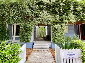 SHARED PORCH OFF ENTRANCE
