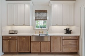 You'll have all you need in this top of the line kitchen.