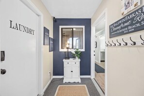 Entry alcove