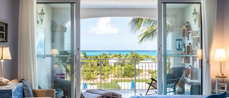 Peaceful balcony to enjoy the blue turquoise water with a relaxing view. 
Enjoy 