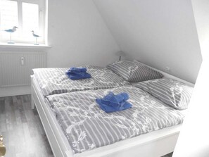 Schlafzimmer mit Doppelbett