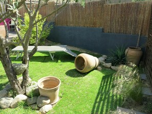 Plant, Botany, Wood, Terrestrial Plant, Grass, Groundcover, Landscape, Pottery, Lawn Ornament, Lawn