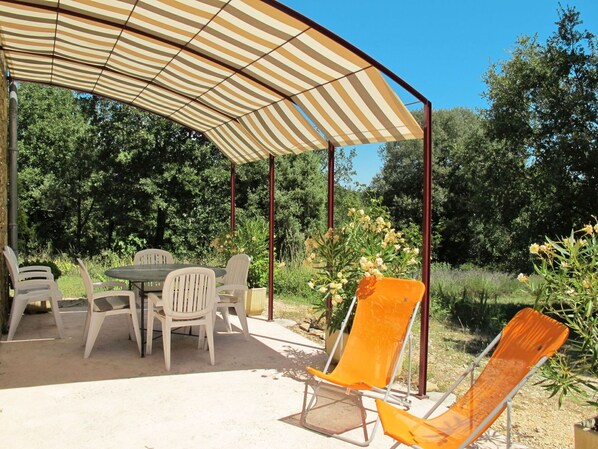 Plant, Furniture, Property, Plant Community, Table, Chair, Nature, Shade, Tree, Outdoor Table
