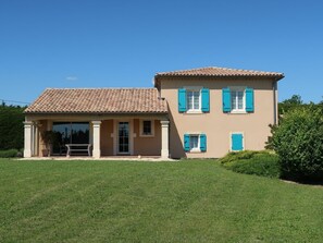 Himmel, Pflanze, Fenster, Gebäude, Baum, Haus, Grundstueck, Gras, Wohngebiet, Hütte