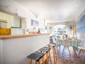 Meubles, Chaise, Sol, Table, Sol, Cuisine, Bâtiment, Plafond, Comptoir, Table Cuisine Et Salle A Manger