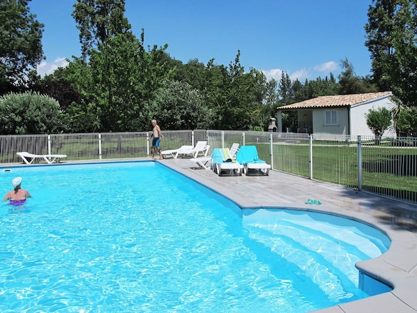 Schwimmbad, Freizeit, Eigentum, Freizeitzentrum, Grundeigentum, Urlaub, Haus, Gras, Ferienort, Gebäude