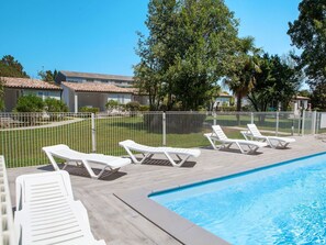 Propriété, Piscine, Maison, Immobilier, Domicile, Bâtiment, Balancelle, Mobilier De Jardin, Loisir, Meubles