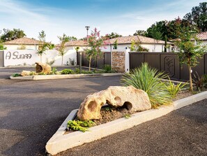 Propriété, Immobilier, Domicile, Zone Résidentielle, Maison, Jardin, Roche, Herbe, Ciel, Paysage