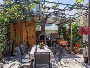 Pflanze, Tabelle, Stuhl, Schatten, Blumentopf, Gartenmöbel, Tisch Im Freien, Gebäude, Grundeigentum, Freizeit
