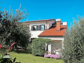 Pflanze, Gebäude, Himmel, Fenster, Haus, Baum, Vegetation, Grundstueck, Gras, Hütte