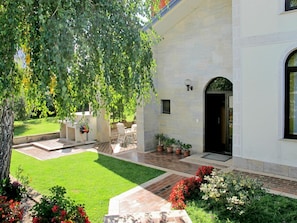 Pflanze, Gebäude, Eigentum, Fenster, Blume, Vegetation, Gras, Baum, Strauch, Grundeigentum