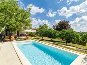 Cloud, Water, Sky, Plant, Building, Property, Swimming Pool, Azure, Nature, Blue