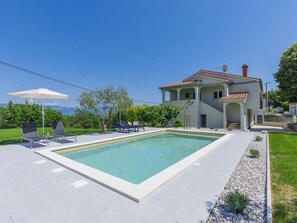 Sky, Plant, Property, Water, Building, Swimming Pool, Tree, Shade, Rectangle, Residential Area