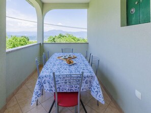 Table, Furniture, Property, Plant, Green, Interior Design, Building, Chair, Sky, Floor