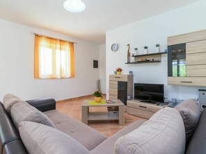 Zimmer, Eigentum, Möbel, Wohnzimmer, Interior Design, Gebäude, Fussboden, Grundeigentum, Tabelle, Wand
