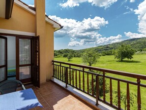 Nuage, Ciel, Jour, Bâtiment, Propriété, Vert, Plante, Bois, Porche, Chalet