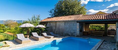 Water, Plant, Sky, Cloud, Property, Daytime, Building, Swimming Pool, Azure, Nature