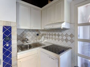 Cabinetry, Kitchen Sink, Countertop, Property, Sink, Kitchen Stove, Kitchen, Tap, Kitchen Appliance, Home Appliance