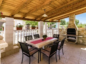 Tabelle, Möbel, Eigentum, Stuhl, Holz, Interior Design, Pflanze, Tisch Im Freien, Schatten, Gartenmöbel