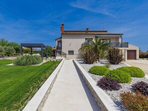 Plant, Sky, Property, Cloud, Building, Land Lot, Road Surface, Urban Design, House, Residential Area