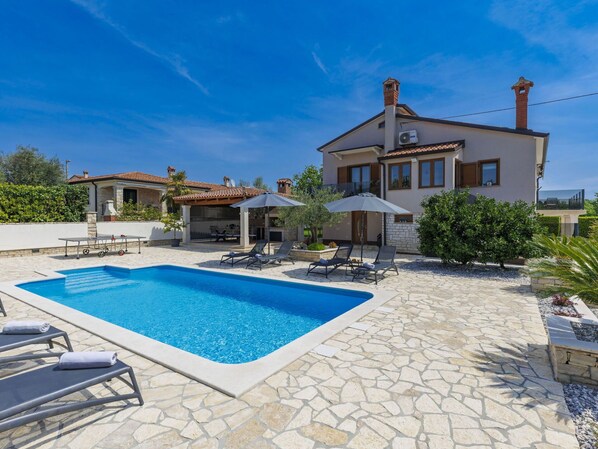 Cloud, Sky, Plant, Water, Furniture, Building, Swimming Pool, Azure, Window, Chair