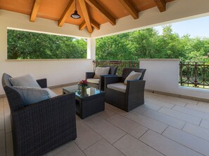 Propriété, Ombre, Design Intérieur, Canapé, Mobilier De Jardin, Bois, Sol, Salon, Canapé-Lit, Immobilier