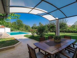 Plante, Table, Meubles, Bâtiment, Ombre, Éclairage, Design Intérieur, Architecture, Ciel, Mobilier De Jardin