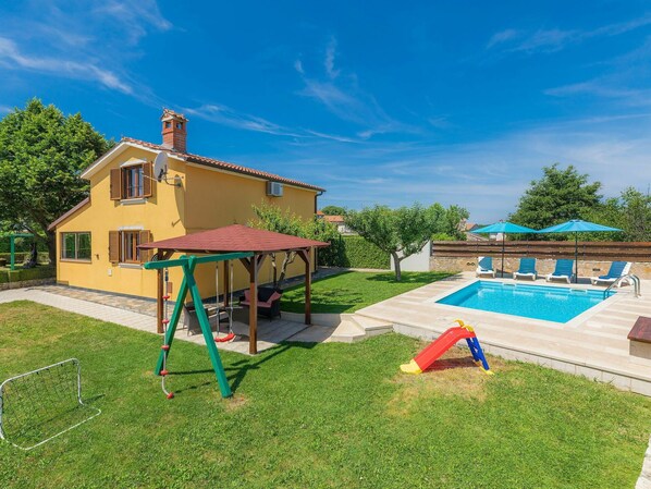 Ciel, Nuage, Plante, Bâtiment, Arbre, Ombre, Piscine, Lot Terre, Maison, Mobilier De Jardin