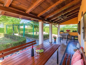 Table, Plante, Bois, Porche, Pot De Fleur, Bâtiment, Fenêtre, Ombre, Mobilier De Jardin, Architecture