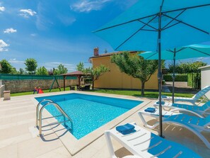 L'Eau, Ciel, Propriété, Plante, Bâtiment, Nuage, Piscine, Bleu Azur, Ombre, Mobilier De Jardin
