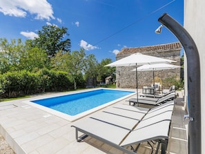 Schwimmbad, Gartenmöbel, Resort, Verbundwerkstoff, Eco Hotel, Stuhl, Schatten, Flagstone, Estate, Terrasse